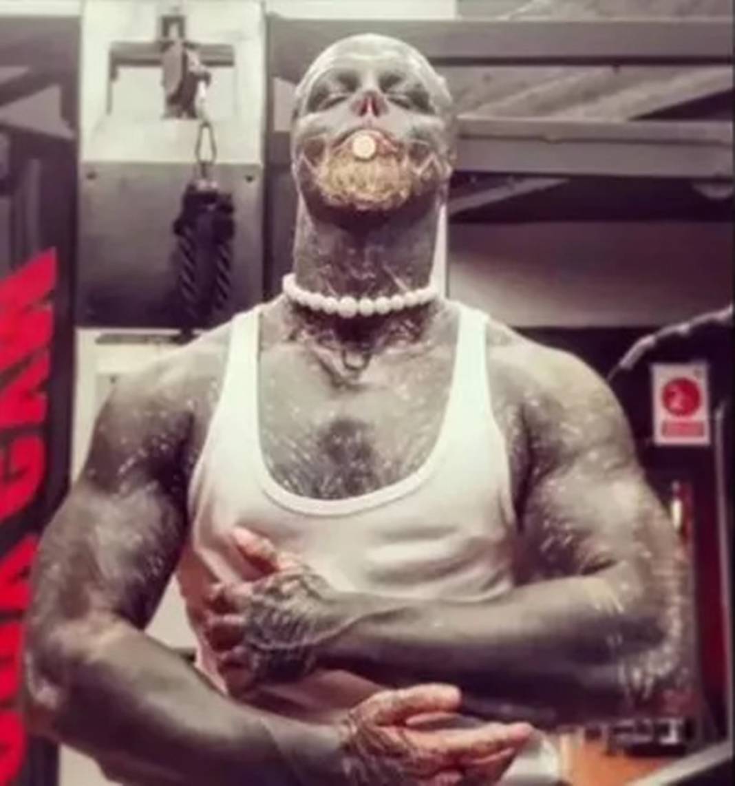 Siyah bir uzaylıya benzemek için kulaklarını, burnunu ve üst dudağını aldırdı! Bu fotoğrafları çocuklar görmesin! 5